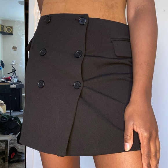 Small black mini skirt with buttons - Picture 3 of 5